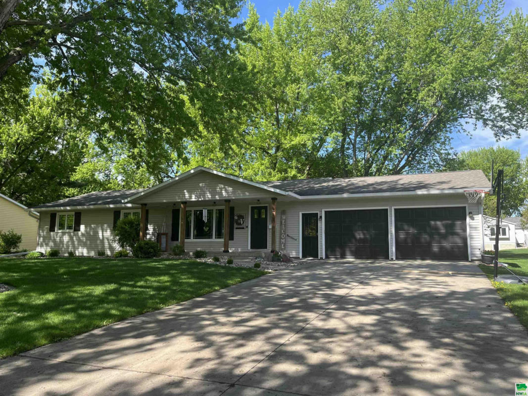 411 3RD AVE SE, SIOUX CENTER, IA 51250, photo 1 of 50