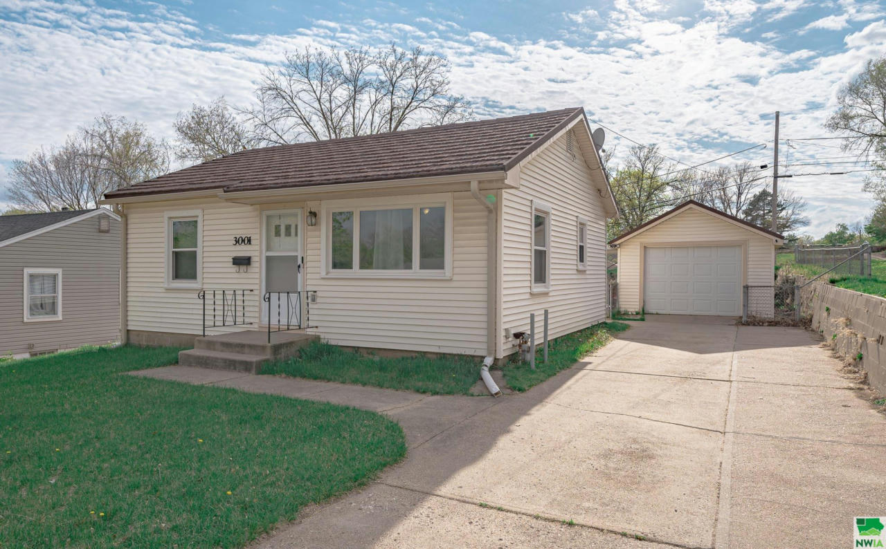 3001 S CORAL ST, SIOUX CITY, IA 51106, photo 1 of 25