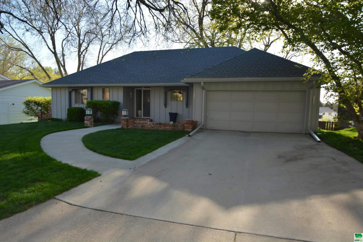 3225 S HENNEPIN ST, SIOUX CITY, IA 51106, photo 1 of 19
